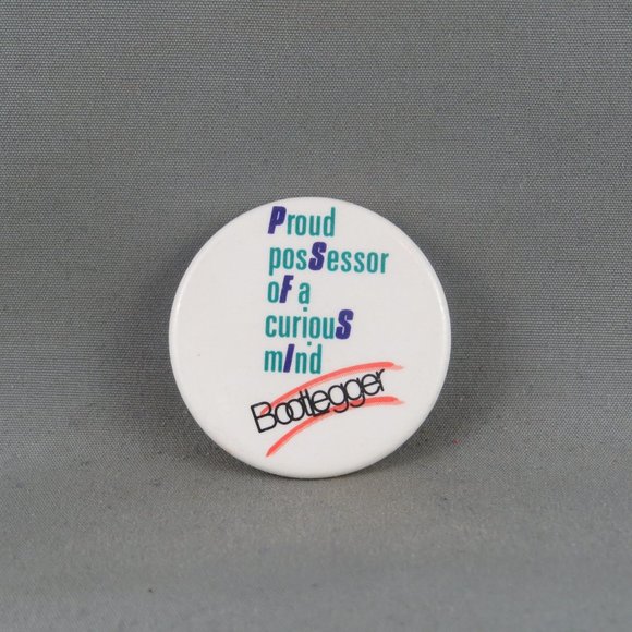 Vintage Advertising Pin - Bootlegger Possessor of a Curios Mind - Celluloid Pin - Picture 1 of 2